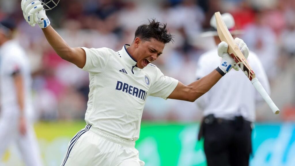Team India के ओपनर यशस्वी जायसवाल शतक पूरा करते हुए