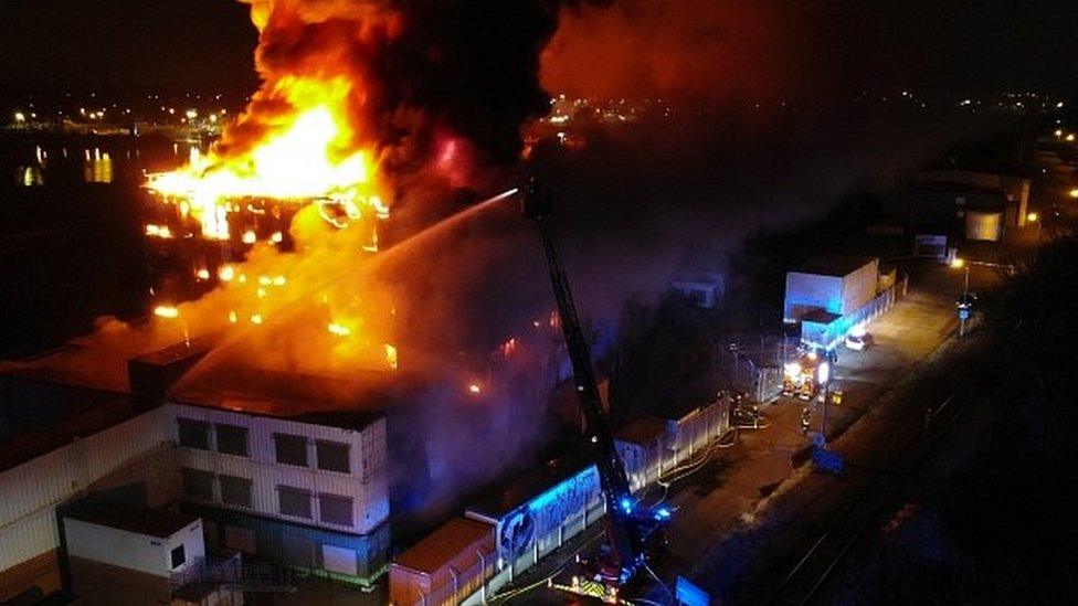 जली हुई डेटा सेंटर बिल्डिंग
