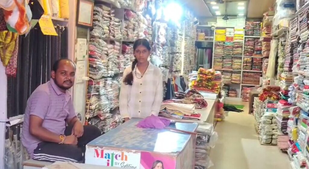 बनबसा के व्यापारी खाली दुकान में बैठे