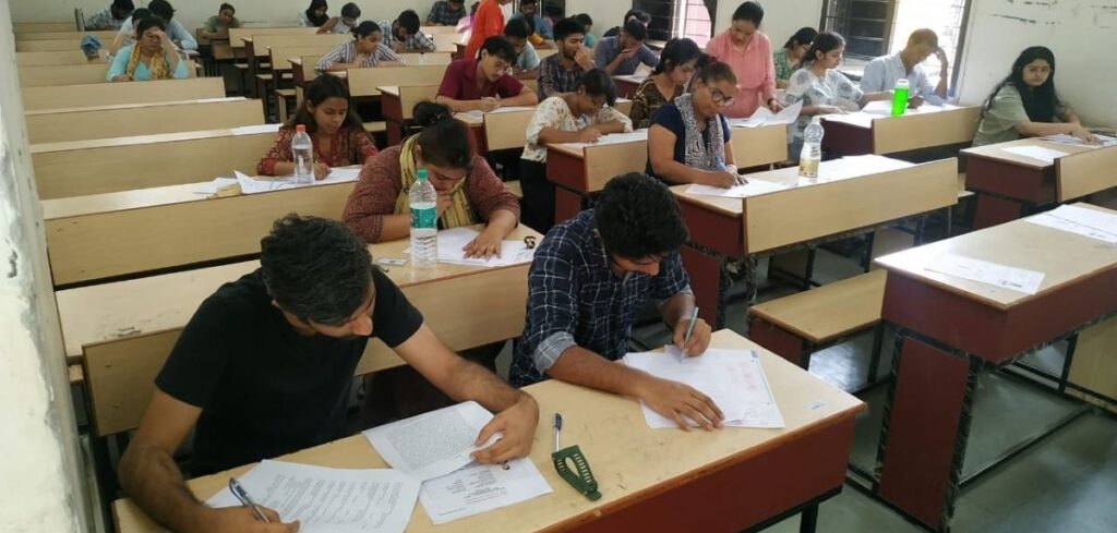 विश्वविद्यालय में पढ़ते छात्र-छात्राएं