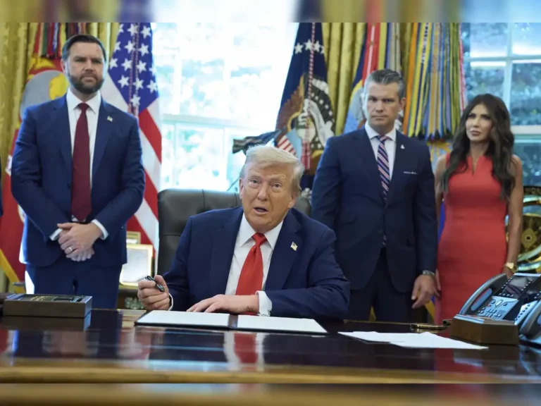 get-out-of-the-room-trump-kicks-out-his-oval-office-staff-for-distracting-him-during-press-conference-video-surfaces