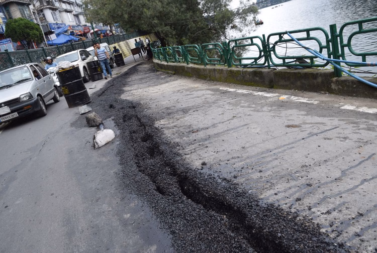 नैनीताल माल रोड का धंसा हुआ हिस्सा