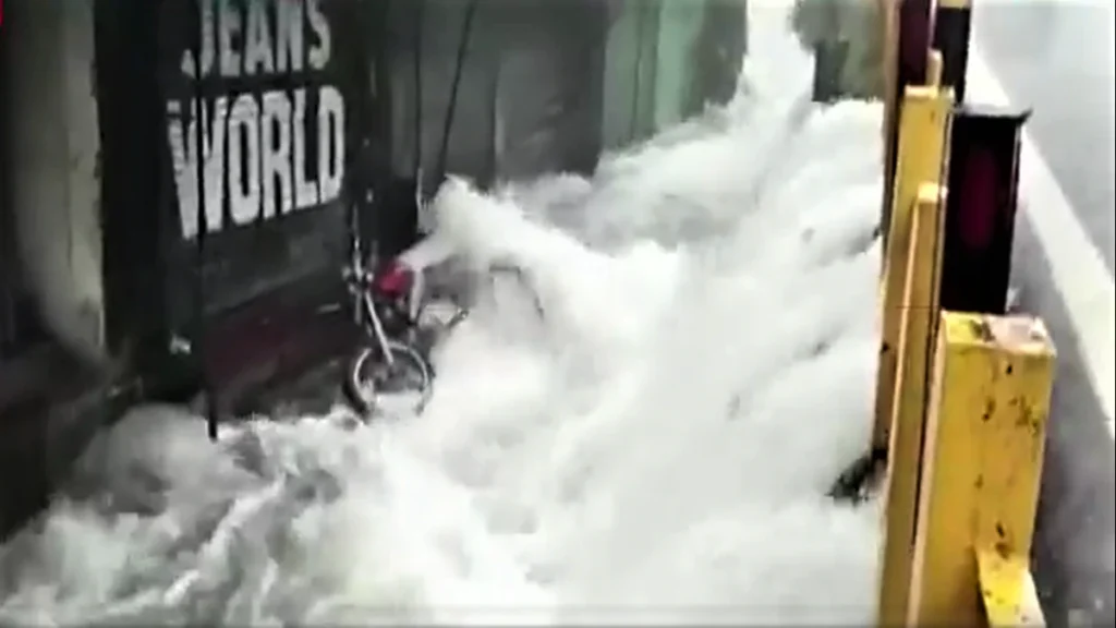 नैनीताल झील क्षेत्र में बारिश का असर"
